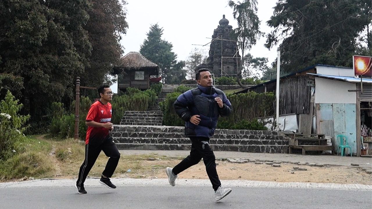 Ilustrasi orang berlari di Dieng Run Lari Atas Awan 2023