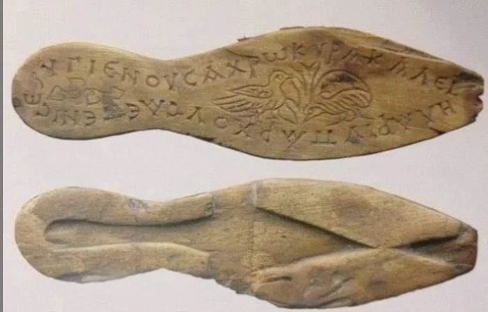 Sandal berusi 1500 tahun yang ditemukan di Istanbul.