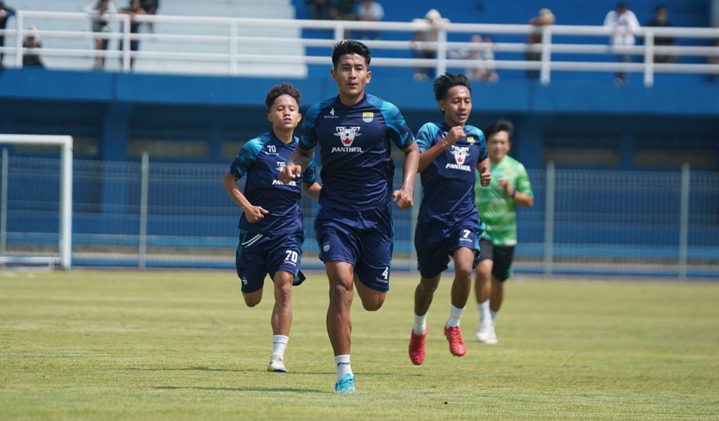 Para pemain Persib dalam sesi latihan persiapan jelang hadapi Borneo FC. 