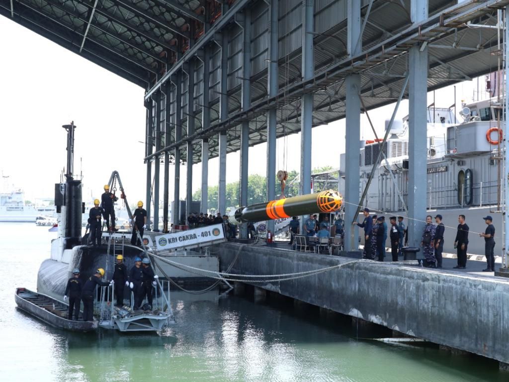 Proses muat torpedo SUT ke kapal selam KRI Cakra-401 di dermaga Koarmada II Surabaya, Selasa, 17 Oktober 2023.