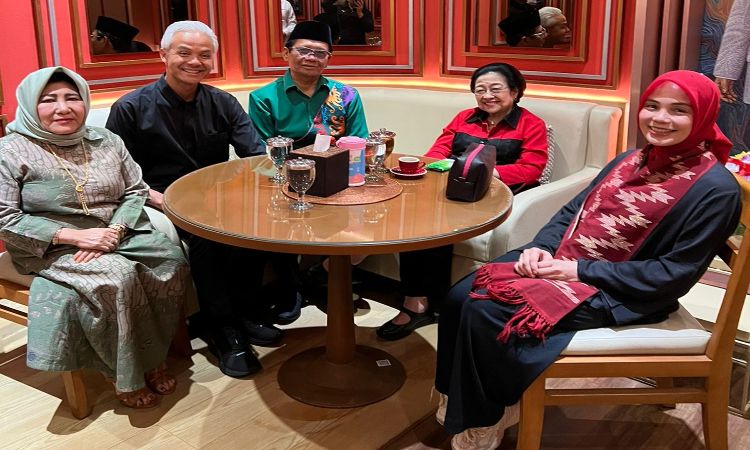 Ganjar dan Mahfud berada dalam satu meja dengan Megawati.