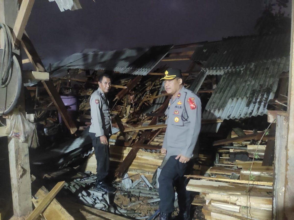 Petugas kepolisian tengah memeriksa penyebab kebakaran yang menimpa sebuah gudang kayu furniture di Tabanan Rabu 18 Oktober 2023.