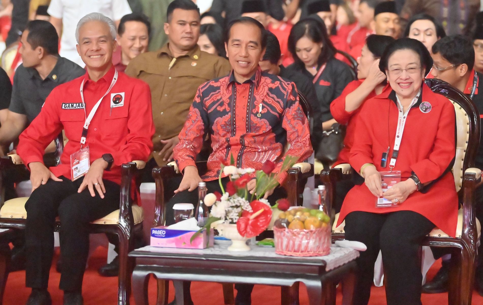 Ketua Umum PDI Perjuangan Megawati Soekarnoputri memberikan instruksi kepada kader untuk segera mengumumkan bacawapres Ganjar Pranowo. Sosok inisial M menguat jadi pendamping Ganjar.