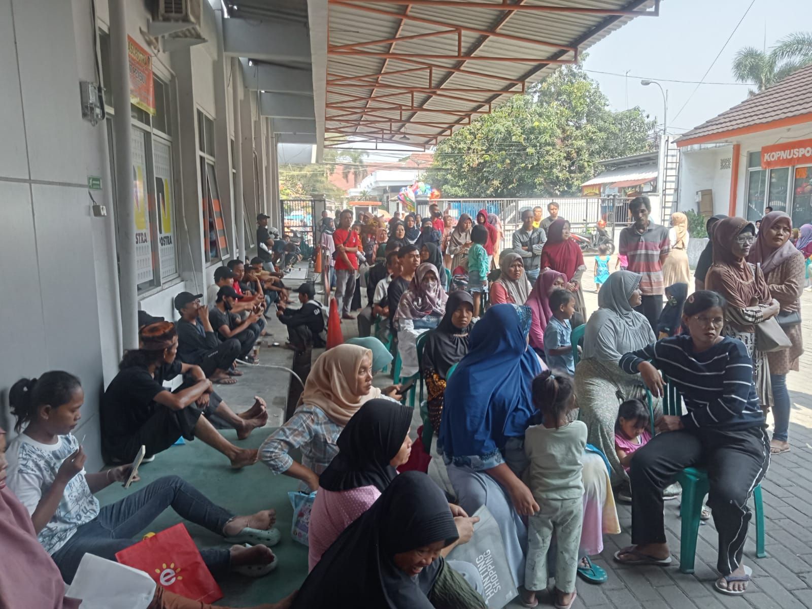 Ilustrasi sejumlah penerima bantuan di Banten saat antri pengambilan bantuan.