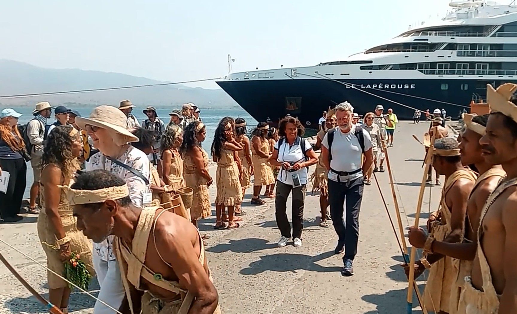 Wisatawan yang tiba di pelabuhan kalabahi