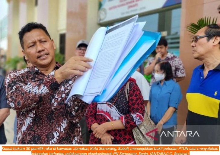 Kuasa hukum 30 pemilik ruko di kawasan Jurnatan, Kota Semarang, Subali, menunjukkan bukti putusan PTUN usai menyatakan keberatan terhadap pelaksanaan eksekusi oleh PN Semarang, Senin (16 Oktober 2023)
