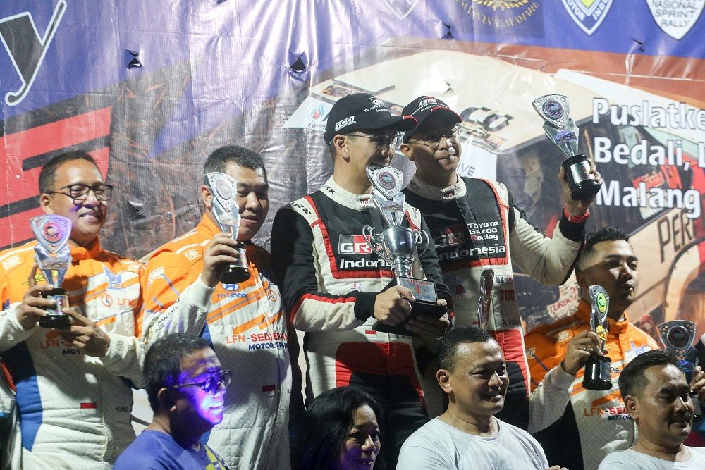 Mengibarkan bendera TGRI, pasangan Ryan Nirwan - Adi Indiarto berjaya di Kejurnas Sprint Rally Putaran 5 di Malang, Jawa Timur.*/ 