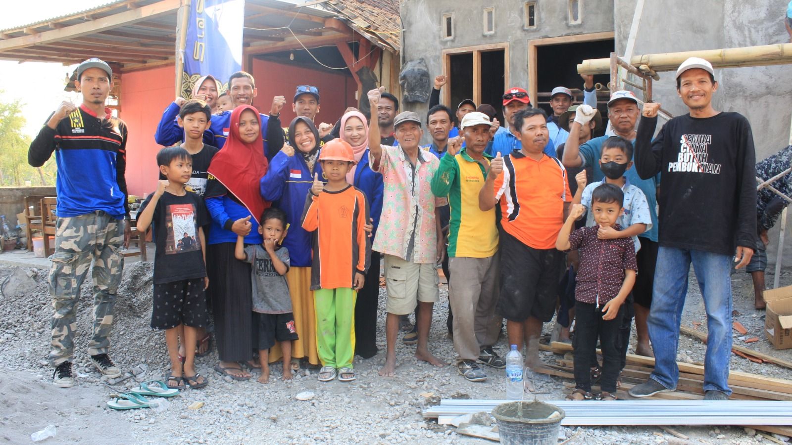 Para pengurus OPSHID Grobogan dan tukang yang membangun rumah untuk Aulia Nita Sari.