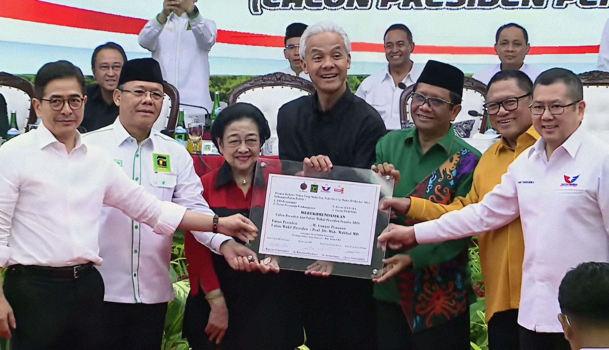Para pimpinan partai politik pendukung Ganjar Pranowo dan Mahfud MD foto bersama.