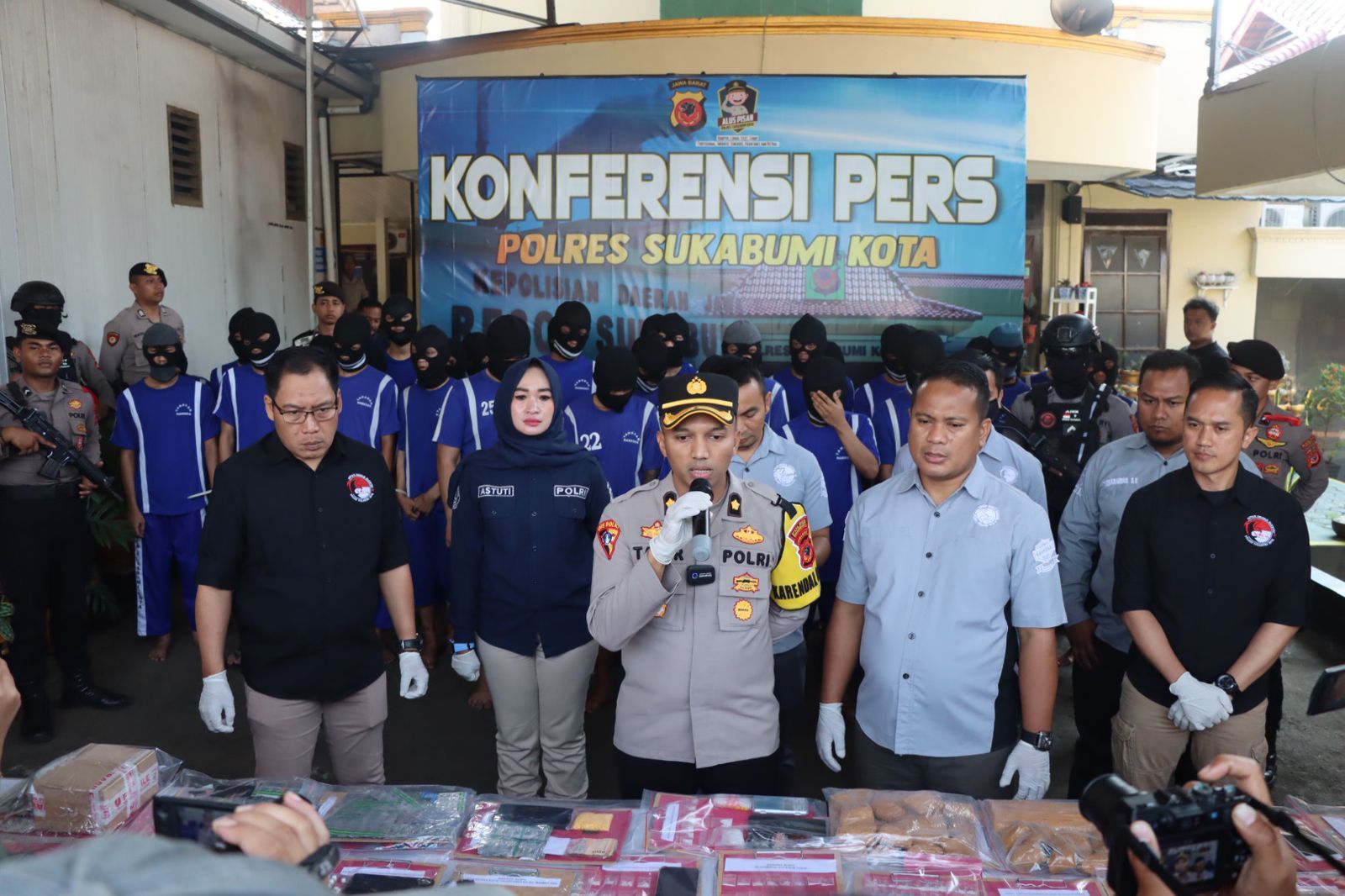 Kurun waktu sebulan terakhir, polisi di Sukabumi mengungkap 29 perkara dengan 37 tersangka kasus narkotika, psikotropika, dan obat keras terbatas. Pengungkapan digelar di halaman Mapolres Sukabumi Kota, Rabu 18 Oktober 2023.