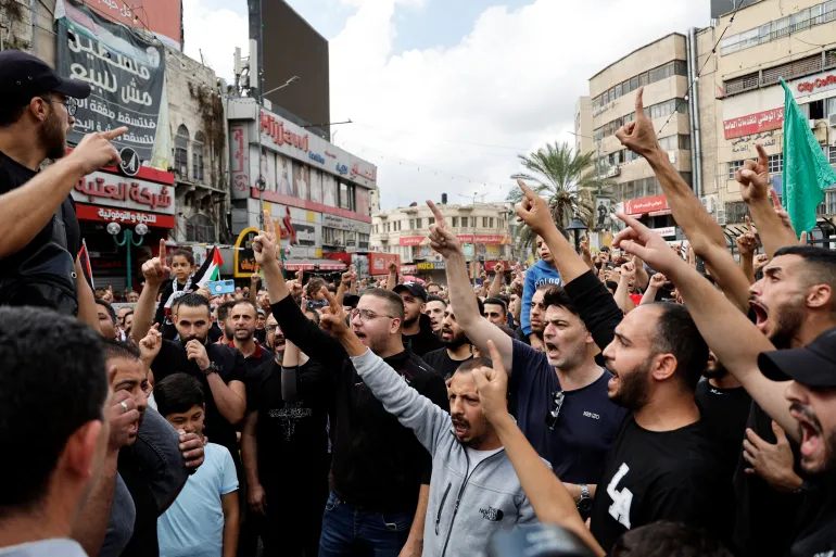 Warga Palestina mengambil bagian dalam protes mendukung rakyat Gaza di Nablus di Tepi Barat yang diduduki pada 18 Oktober 2023. / Raneen Sawafta/Reuters