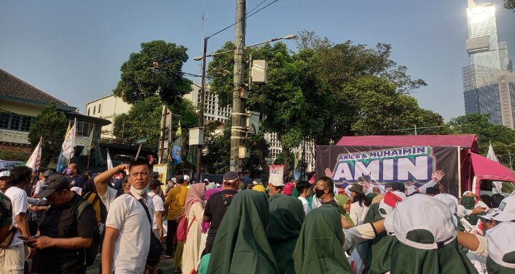 Jelang tahapan pendaftaran pasangan Anies-Cak Imin, sejumlah titik Jalan Imam Bonjol Jakarta macet. 