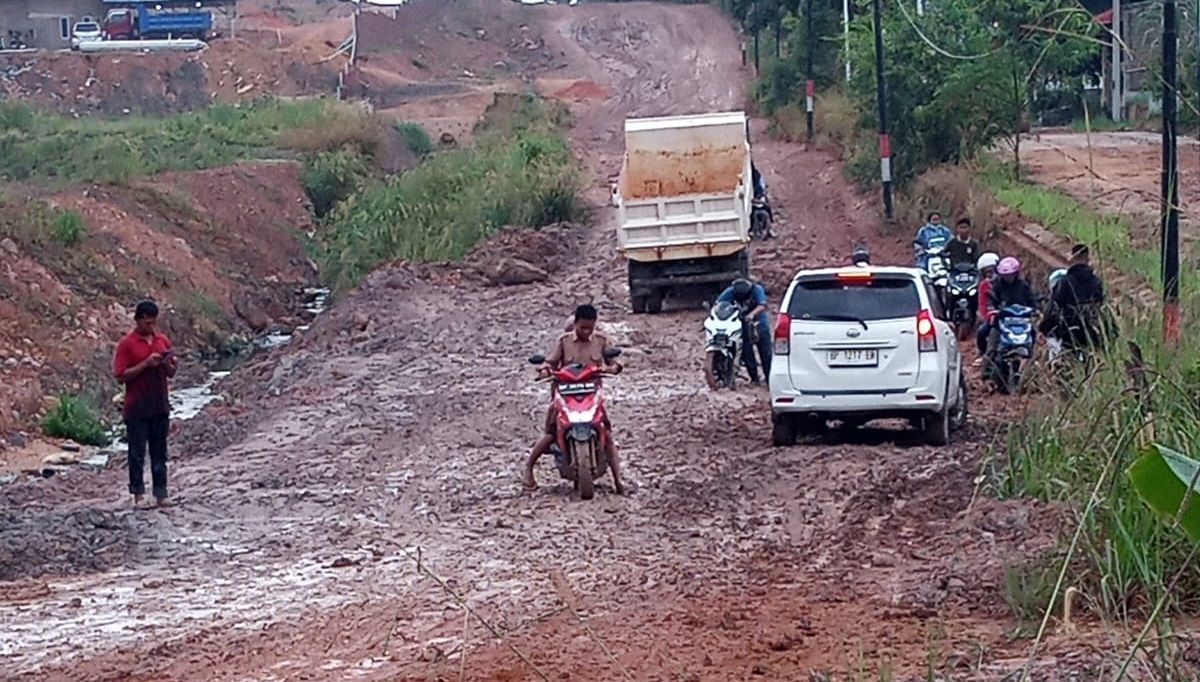 Jalan licin dan berlumpur di kawasan Oleana, Tanjungpiayu, Batam.
