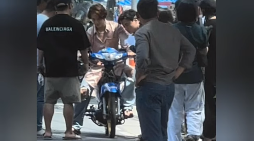 Dong Hae Super Junior berkendara motor butut di Thailand.