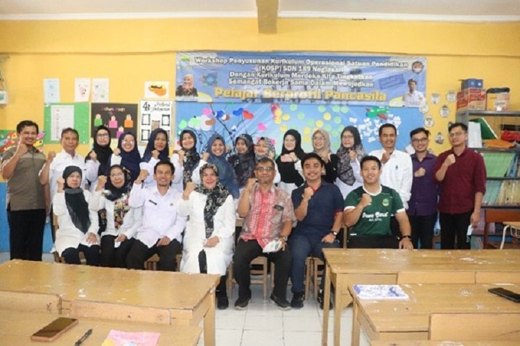 Tim berfoto dengan guru-guru SDN Neglasari Kota Bandung.*/kabar-priangan.com/Dok. Tim UPI Bandung
