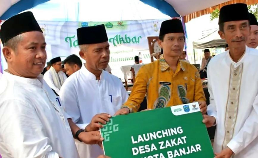 Wakil Wali Kota Banjar, H.Nana Suryana menyerahkan simbol peluncuran Zakat Desa se-Kota Banjar kepada Kepala Desa Kujangsari, Mujahid. 