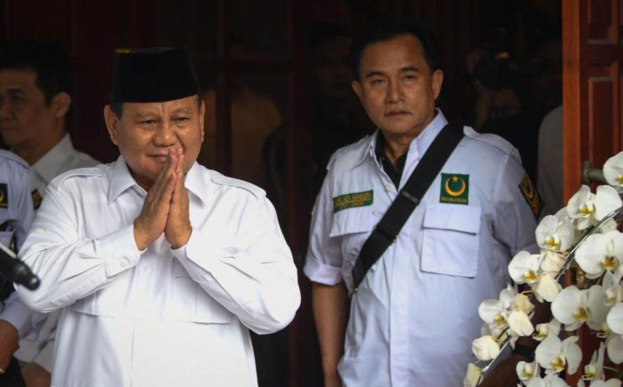 Bakal capres Prabowo Subianto bersama Ketua Umum PPP Yusril Ihza Mahendra.