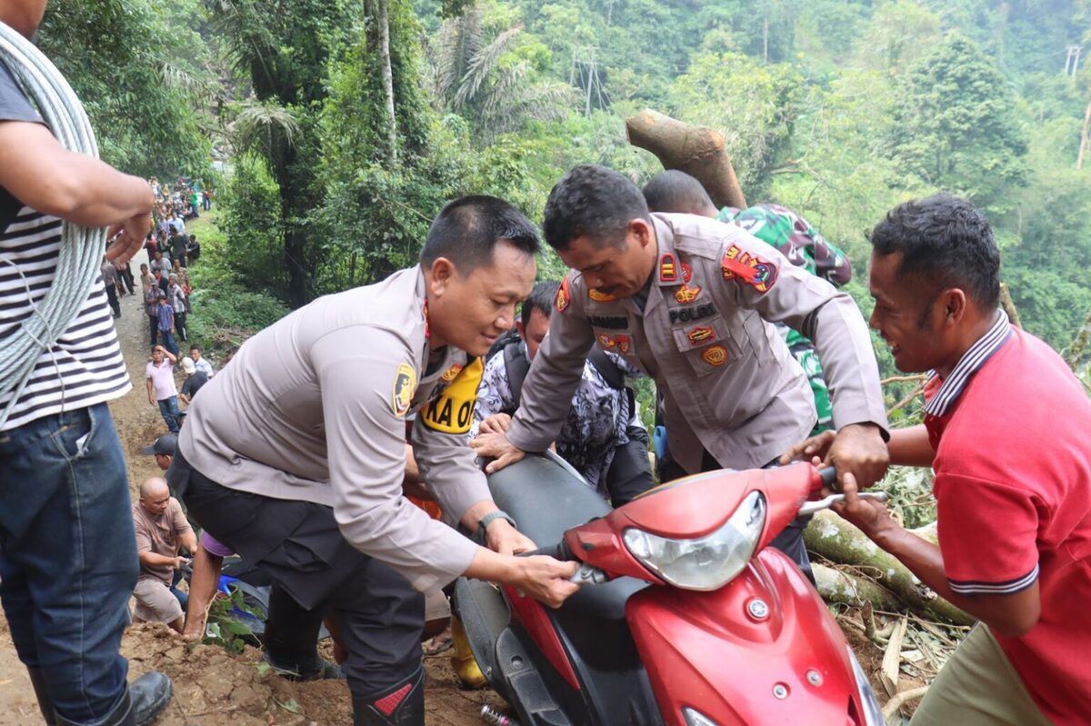 Terlihat Kapolres Pasaman Barat AKBP Agung Basuki sendiri turut membantu warga dilokasi longsor yang terjebak hendak melintas
