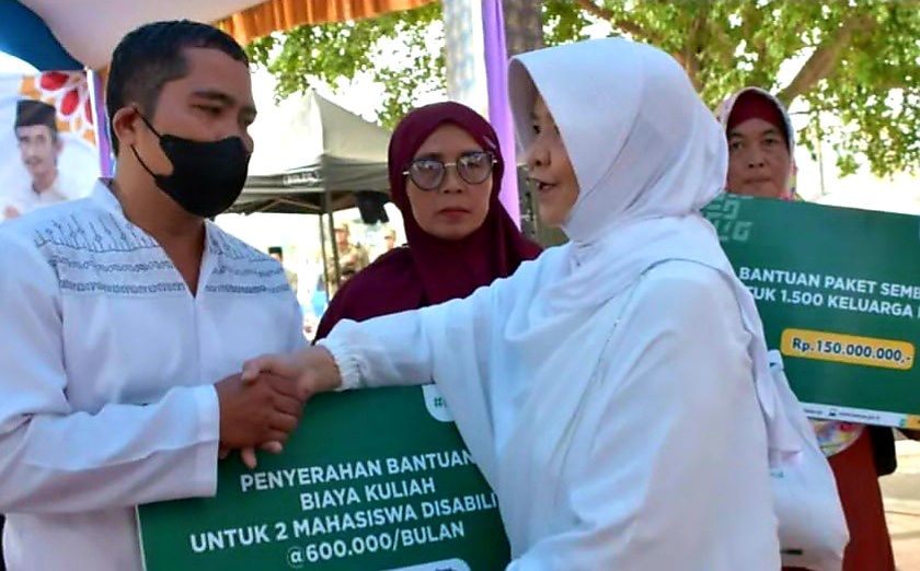 Wali Kota Banjar, Hj.Ade Uu Sukaesih menyerahkan bantuan biaya kuliah untuk mahasiswa disabilitas