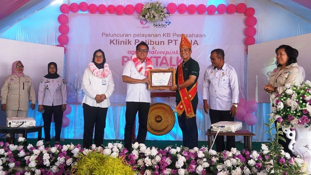 Bupati Morowali Utara, Delis Julkarson Hehi, menyerahkan penghargaan kepada Administratur PT Agro Nusa Abadi, Dani Sitorus di area perumahan staf PT ANA pada Rabu (18/10/2023). Foto: PT ANA/Istimewa