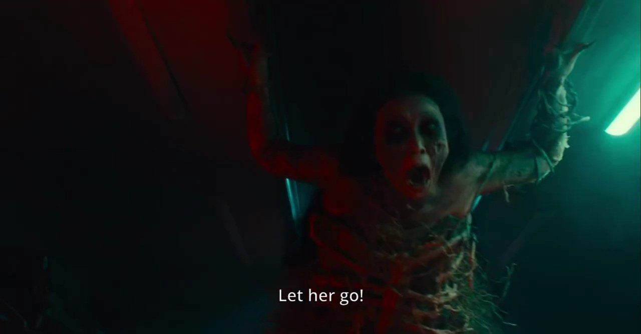 Cuplikan video teaser trailer film horor Kereta Berdarah, kehadiran sosok makhluk mengerikan yang meneror para penumpang Kereta Sangkara.
