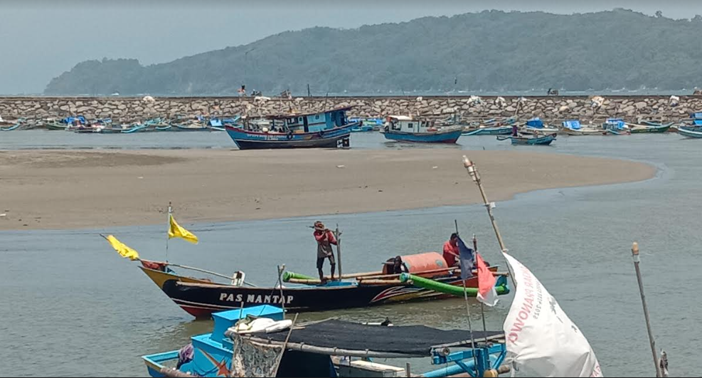 Tampak beberapa perahu dan kapal nelayan terjebak di tengah gundukan sedimen di dalam kolam Pelabuhan Ikan Cikidang Pangandaran, Kamis, 19 Oktober 2023.