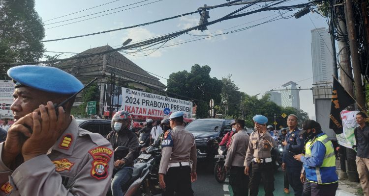 Jelang tahapan pendaftaran pasangan Anies-Cak Imin, sejumlah titik Jalan Imam Bonjol Jakarta macet.