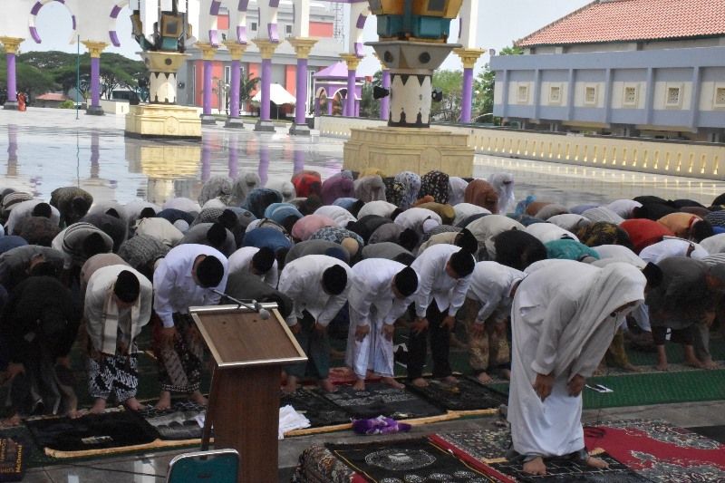 Ratusan jamaah memadati Plaza Masjid Agung Jawa Tengah (MAJT) menjalankan ibadah salat istisqa, Jumat 20 Oktober 2023.