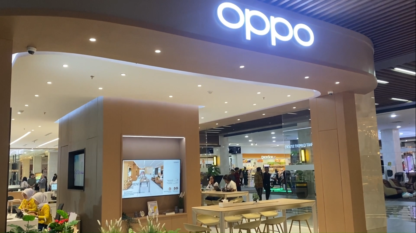 Ruang interaksi OPPO Experience Store Yogyakarta.