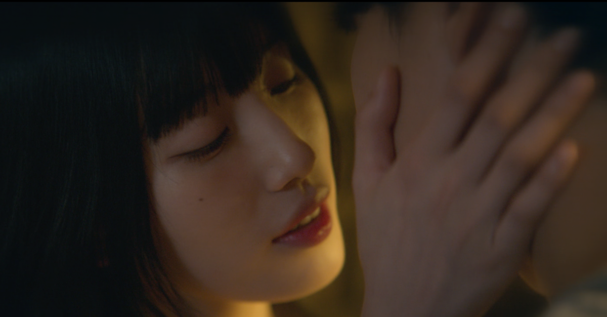 Adegan saat Bae Suzy mencium Yang Se Jong di drakor Doona
