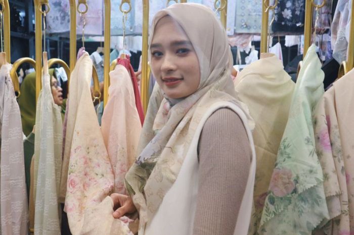 Inara Rusli berpose di depan koleksi pakaian dari lini busananya Inararusli.co, di Jakarta Muslim Fashion Week (JMFW) 2024, ICE BSD, Tangerang, Banten, Jumat (20/10/2023)