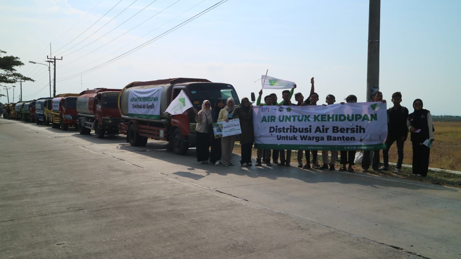Distribusi bantuan air bersih dari Dompet Dhuafa Banten untuk warga di wilayah Banten Utara.