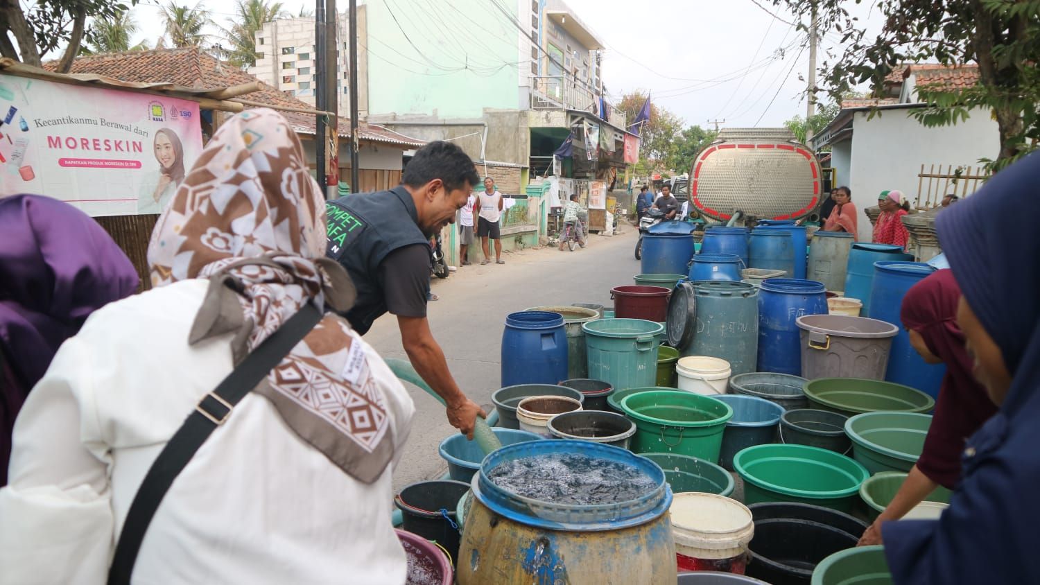 Petugas Dompet Dhuafa Banten menyalurkan bantuan air bersih di wilayah Banten Utara.
