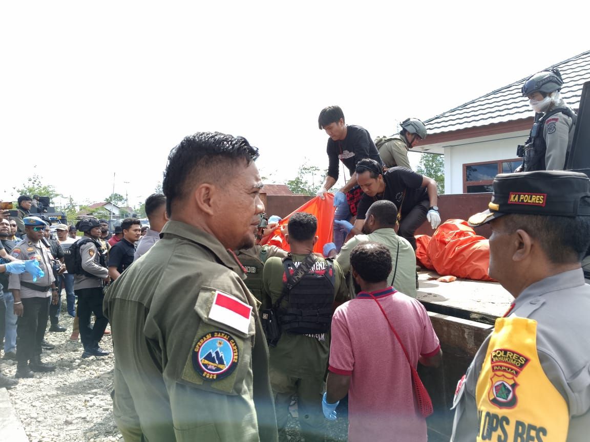 Suasana Satgas Operasi Damai Cartenz berhasil evakuasi 11 warga yang selamat dan ambil 7 jenazah korban kekejaman KKB pimpinan Egianus Kogoya di Yahukimo.