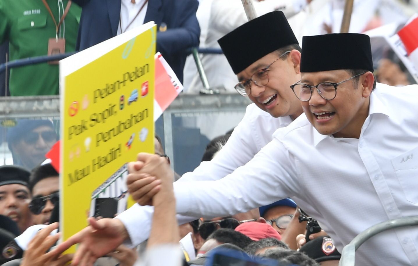 Pasangan bakal calon presiden Anies Baswedan bersama bakal calon wakil presiden Muhaimin Iskandar menyalami para pendukungnya saat melakukan pawai bersama simpatisan mereka sebelum mendaftarkan diri ke KPU di Jakarta pada Kamis, 19 Oktober 2023.