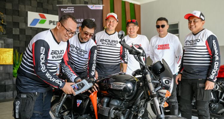 Jajaran petinggi Pertamina Lubricants dan pembalap Rifat Sungkar menuangkan pelumas terbaru ke motor yang mereka akan gunakan untuk touring Bali menuju Lombok.