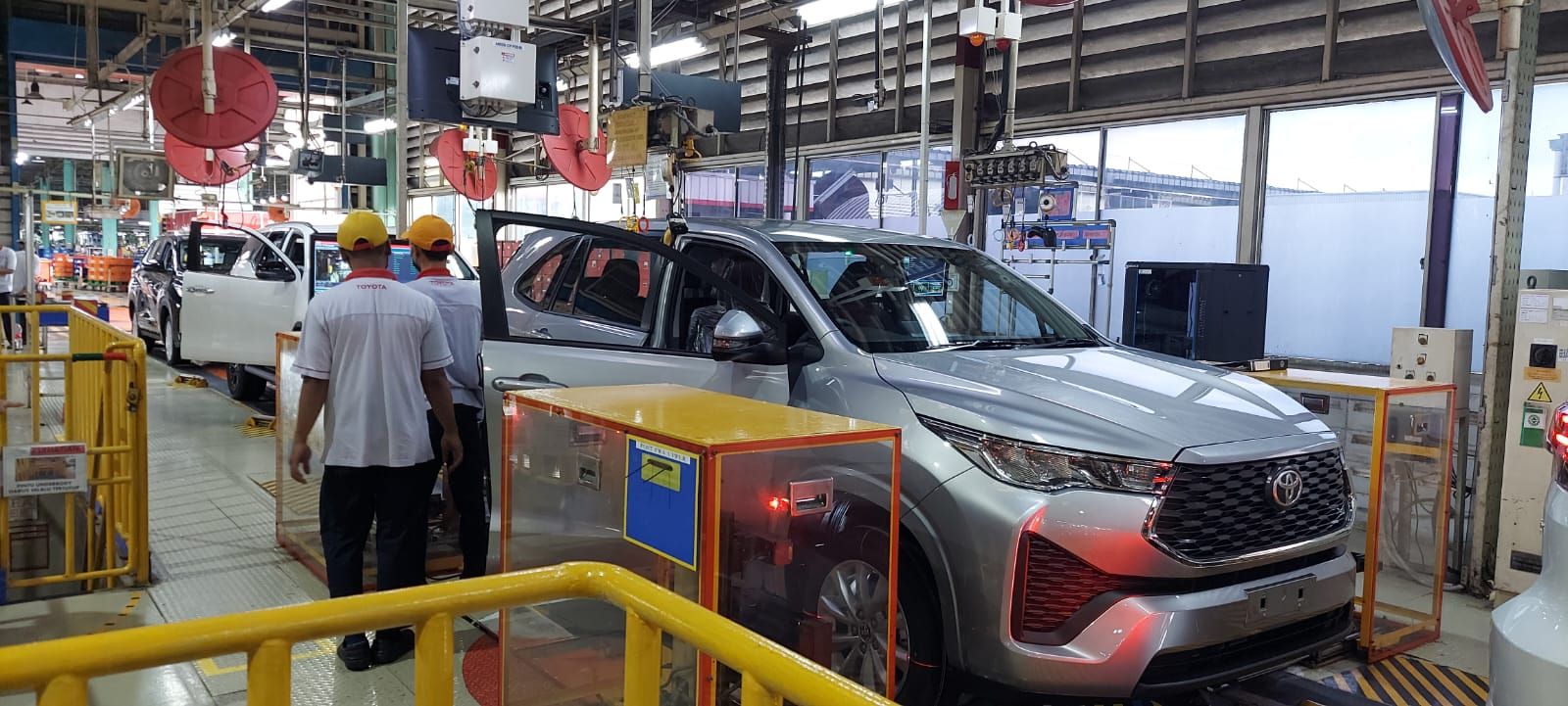 Produksi mobil di pabrik Toyota Indonesia untuk yang akan di ekspor.