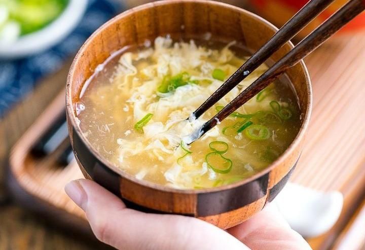 Hidangan egg drop soup, resep asli Tiongkok yang cocok dijadikan sebagai menu sarapan keluarga.*/Instagram/@justonecook book