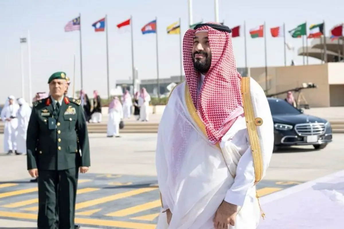 Putra Mahkota Arab Saudi Pangeran Mohammed bin Salman menunggu kedatangan Presiden Uni Emirat Arab Syeikh Mohamed bin Zayed Al Nahyan, di Bandara Riyadh, 20 Oktober 2023. 