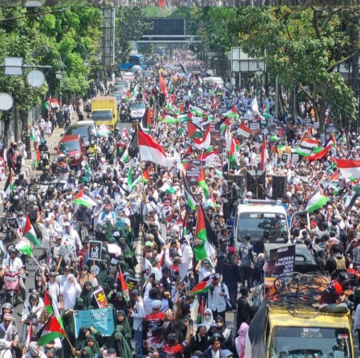 Aki unjuk rasa di Bandung memprotes penyerangan Israel ke Palestina