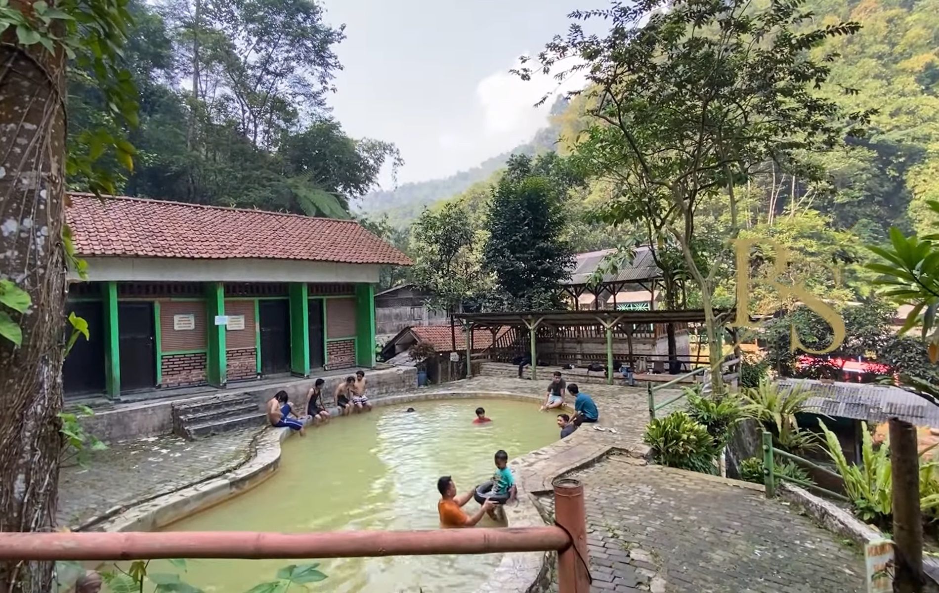 Tempat pemandian wisata air panas di Bogor.