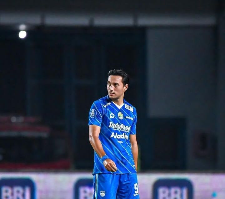 Striker Persib Bandung, Ezra Walian
