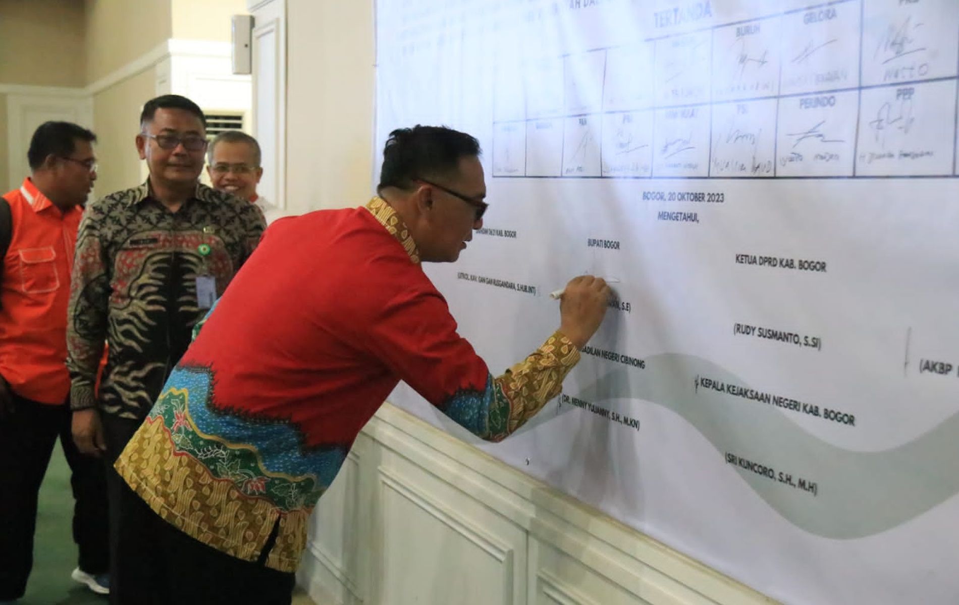 Bupati Bogor Iwan Setiawan melakukan penandatanganan kesepakatan pemilu damai di Sekretariat Daerah (Setda) Cibinong, Kabupaten Bogor, Jawa Barat, Jumat (20/10/2023).
