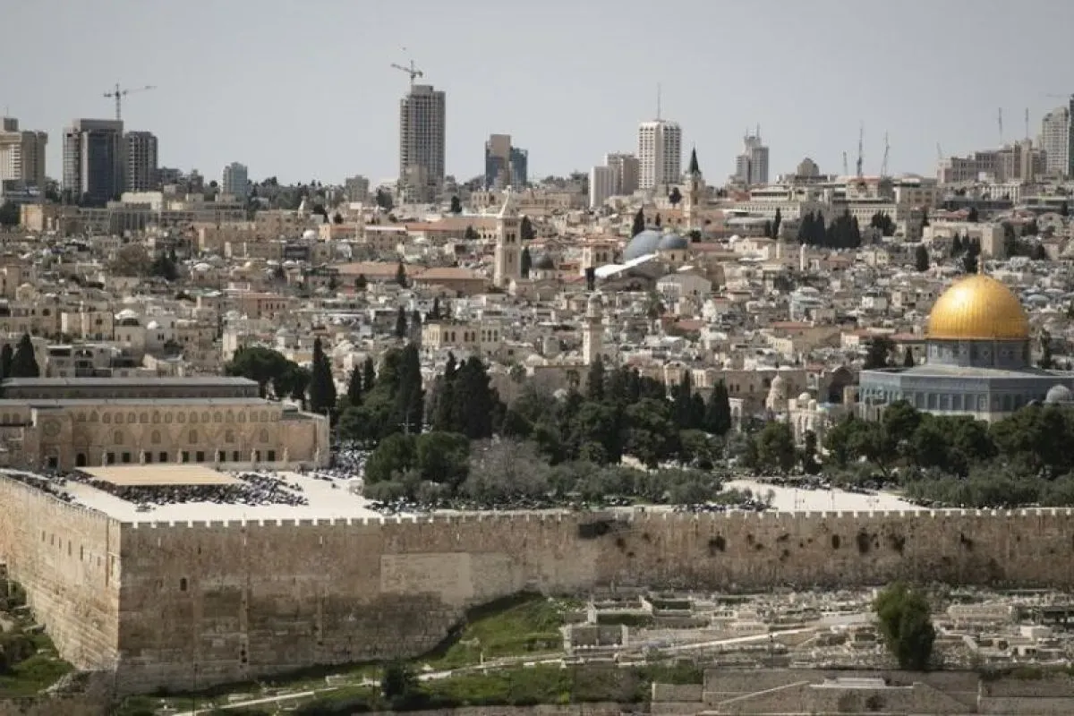 Arsip - Umat Islam menghadiri salat Jumat pertama Ramadhan di kompleks Masjid Al-Aqsa di Kota Tua Yerusalem, pada 24 Maret 2023. 