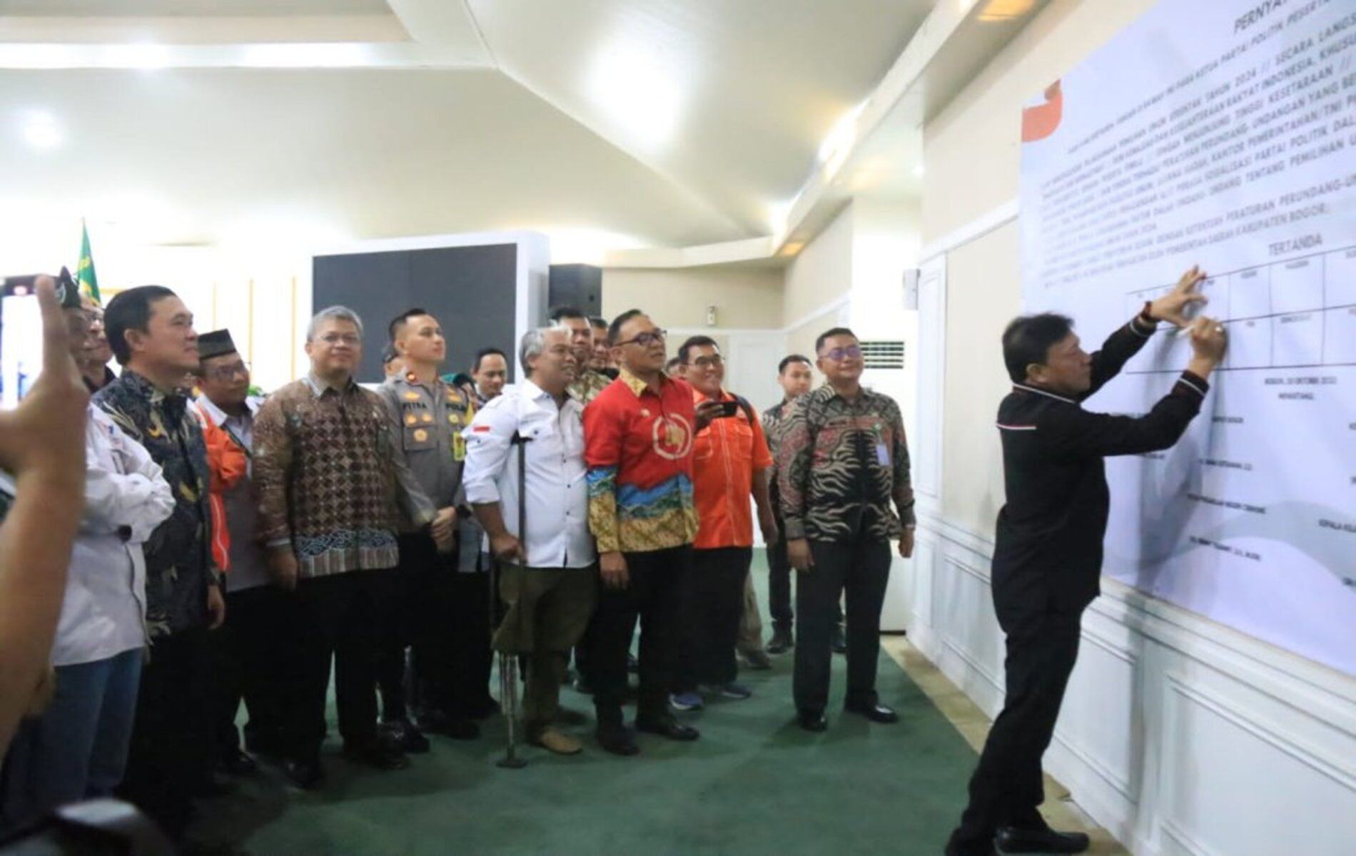 Sejumlah pimpinan partai politik Kabupaten Bogor tanda tangani fakta intregitas Pemilu Damai di Kantor Bupati, Cibinong, Bogor. 