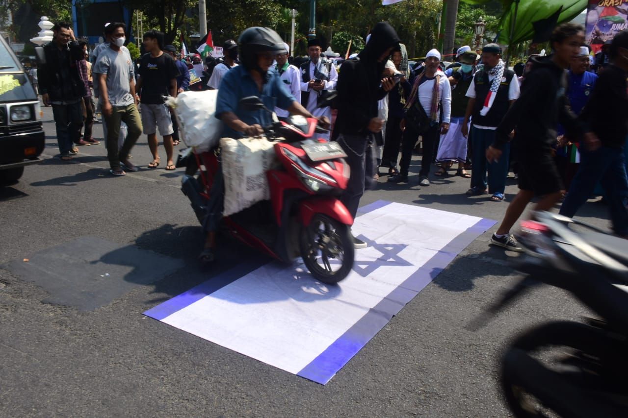 Di Cirebon, Bendera Zionis Dibentangkan di Jalan Siliwangi Lalu Dilindas Kendaraan