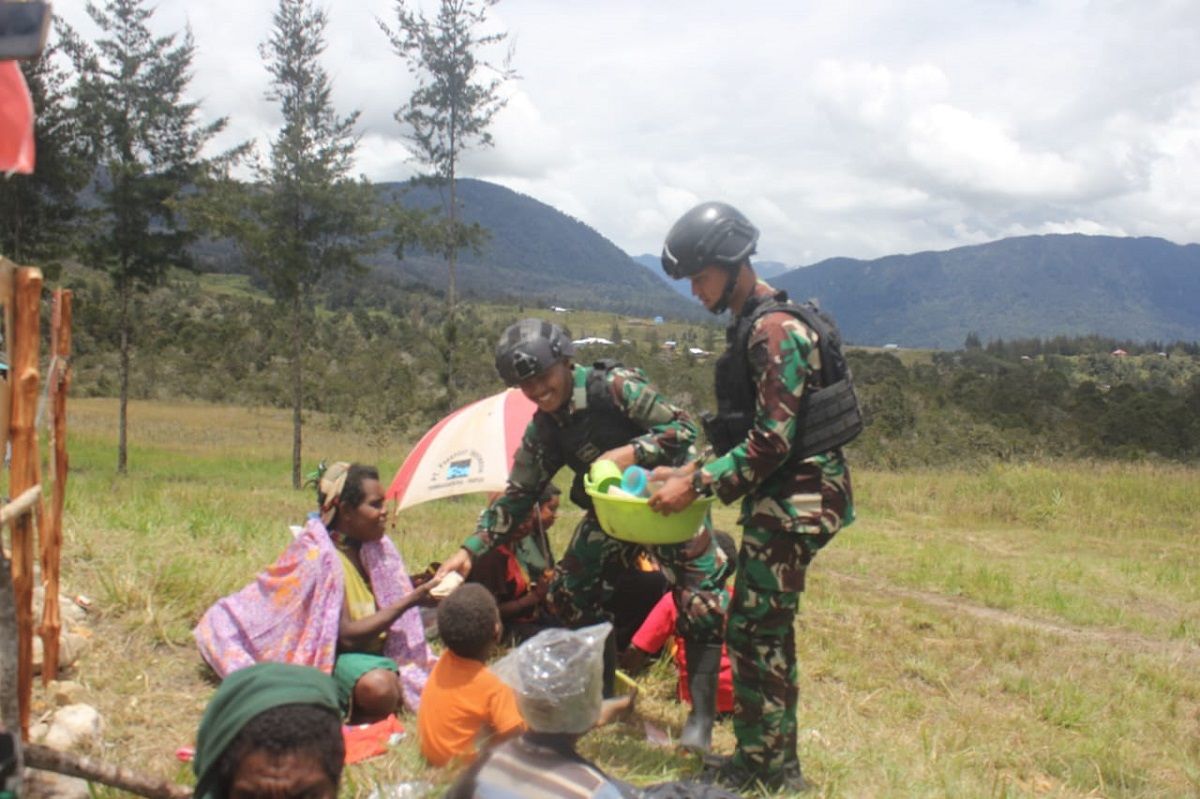 Prajurit memberikan bantuan peralatan rumah tangga kepada pengungsi gangguan KST di Papua.