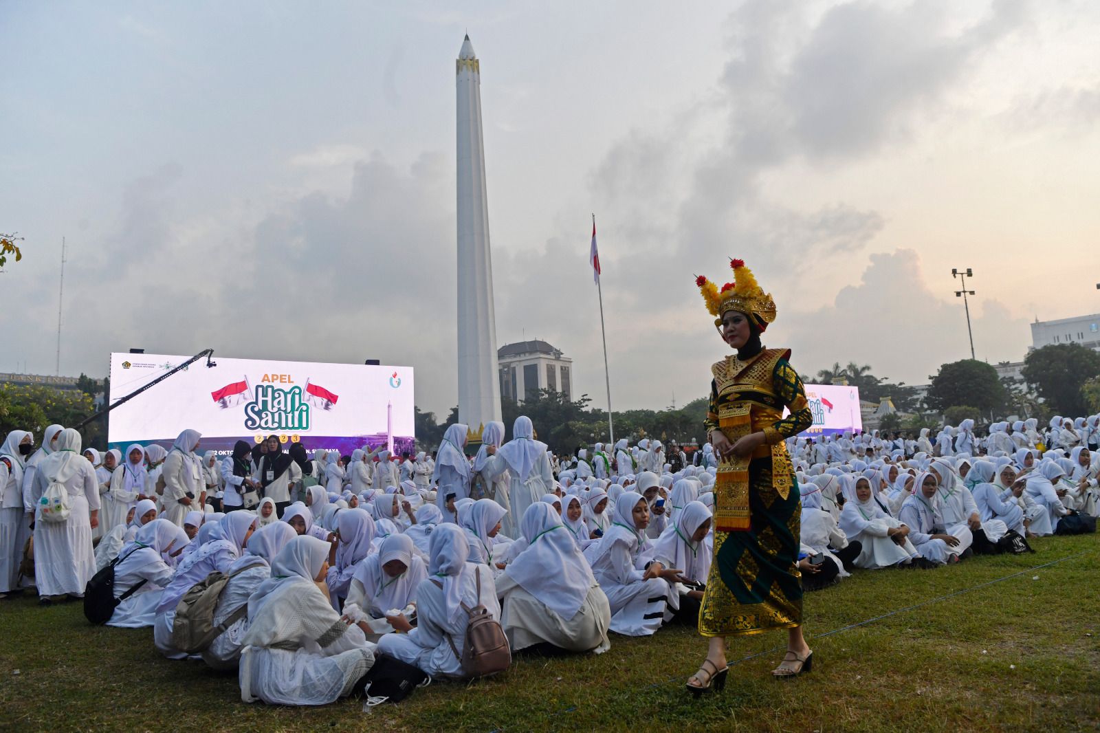 Peringatan Hari Santri Nasional 2023 Sejumlah santri menata barisan ketika mengikuti apel Hari Santri Nasional (HSN) 2023 di Tugu Pahlawan, Surabaya, Jawa Timur, Minggu (22/10/2023). Kegiatan memperingati Hari Santri Nasional 2023 yang dihadiri sejumlah pejabat pemerh hingga tokoh ulama Pengurusinta