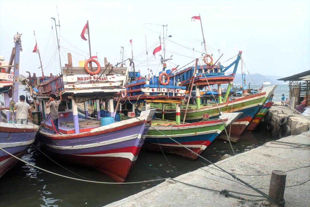 Perahu nelayan sandar di TPI Gudang Lelang usai melaut.