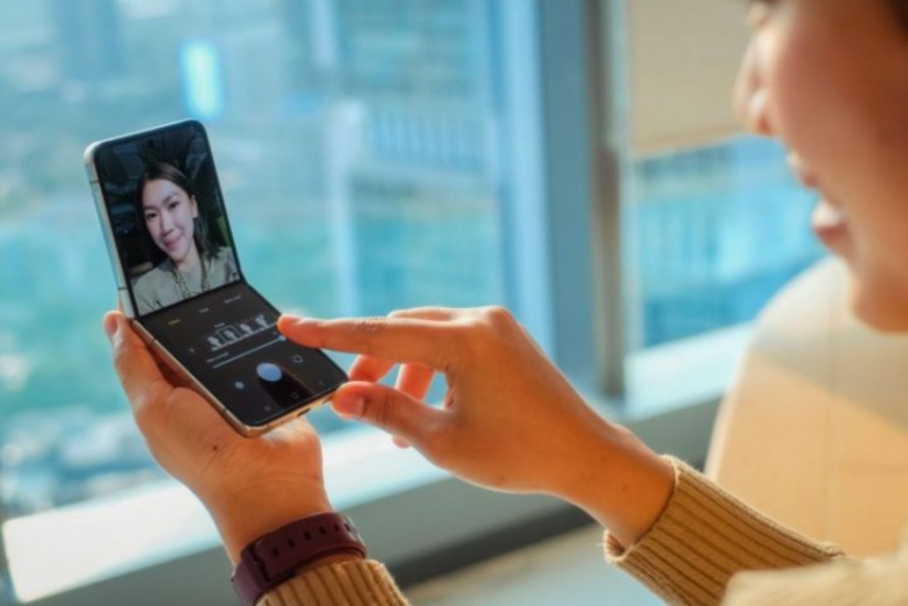 Tampilan Galaxy Z Flip5 saat digunakan untuk selfie. 